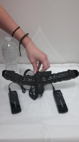 Vibrating Double Delight Strap-On Black